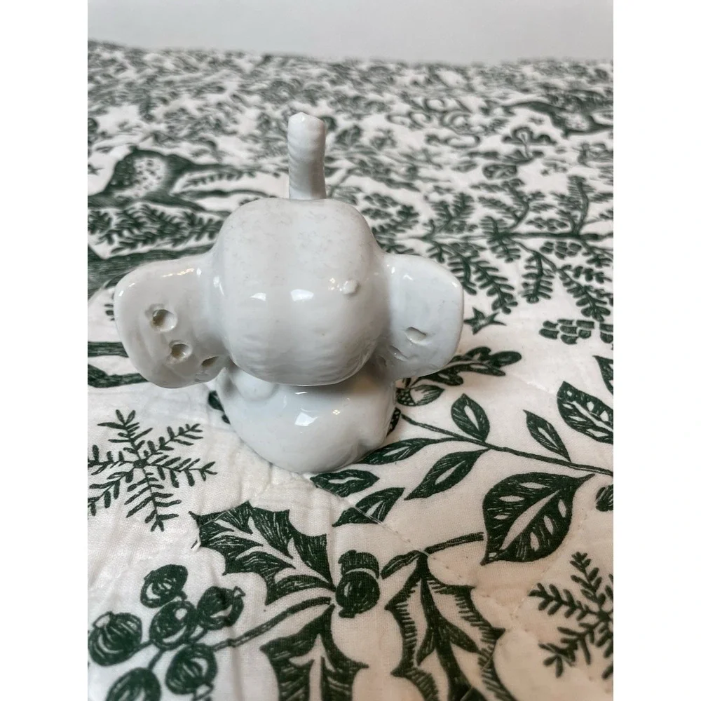 VINTAGE CERAMIC‎ PORCELAIN ELEPHANT RING EARRING HOLDER 1980s. Cute!